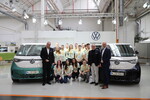 13 Auszubildende von Volkswagen Nutzfahrzeuge und der Volkswagen Group Retail Deutschland wollen einen ID Buzz mit möglichst vielen nachhaltigen Materialien umbauen.