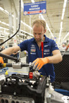 27-millionster Motor von Ford aus Köln: Werksfahrer Stefan Mücke hilft bei der Montage des 1,0-Liter-Ecoboost-Motors mit.