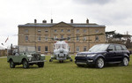 65 Jahre Land Rover: Die Geburtstagstorte flog ein Hubschrauber der Royal Navy ein, links das erste Vorserienexemplar mit dem Kennzeichen „HUE 166“ und rechts der neue Range Rover Sport.