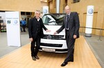 96-Chefcoach Mirko Slomka, neuer VWN-Markenbotschafter war ins Volkswagen Werk Hannover gekommen, um bei VWN-Produktionsvorstand Jens Ocksen seinen Multivan 25 abzuholen.