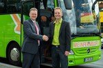ADFC-Bundesgeschäftsführer Burkhard Stork (l.) und Mein-Fernbus-Geschäftsführer Torben Greve besiegelten in Berlin die Kooperation. 