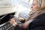 Alicja Lindell schließt den Volvo C30 Electric ans Stromnetz an.