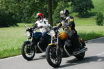 Auch im Sommer sollten Motorradfahrer nicht auf Schutzkleidung verzichten: Es gibt spezielle, luftdurchlässige „Airflow“-Jacken und -Hosen.