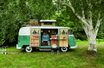 Auch in England genießt der VW-Bus als Campingmobil Kultstatus.