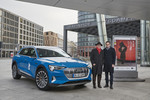 Audi hält die Filmfestspiele Berlin mobil: Festivaldirektor Dieter Kosslick (links) und Jason Lusty, Leiter Marketing Deutschland, mit dem e-Tron. 
