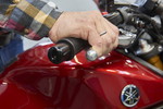 Augen auf beim Kauf eines gebrauchten Motorrads: Lässt sich der Handbremshebel leicht an den Gasgriff heranziehen, stimmt etwas mit dem Bremssystem nicht.