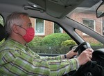 Auto fahren mit Mund-Nasen-Schutz.