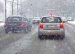 Autofahren im Winter bei Schnee.