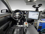 „Automatisiertes Fahren“ bei Mercedes-Benz: Roboter steuern Gas, Bremse und Lenkung im Erprobungsfahrzeug.