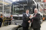 AWB-Geschäftsführer Herbert Winkelhog nahm den Schlüssel des 10 000sten Econic  von Michael Dietz (links), Vertriebsleiter Mercedes-Benz Special Trucks, entgegen.