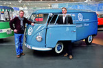 Axel Struwe (links) und Axel Seubert (rechts) mit dem Volkswagen T1 Kastenwagen von 1950.