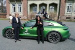Barbara Frenkel, Porsche-Vorstand für Beschaffung (re.) und Hilde Merete Aasheim, CEO von Norsk Hydro ASA.