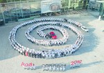 Bei Audi in Ingolstadt sind heute 464 Auszubildende und 24 dual Studierende ins Berufsleben gestartet. Für das Gruppenfoto formierten sie sich zum Zeichen von Audi connect, der Vernetzung des Autos mit dem Fahrer, dem Internet, der Infrastruktur und mit anderen Fahrzeugen.