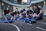 Beim Audi Autonomous Driving Cup wetteiferten rund 50 Studenten aus ganz Deutschland um das beste pilotiert fahrende Modellauto – hier im Bild Mitglieder der Teams des Karlsruhe Institute of Technology (li.) und der Technischen Universität München (re.) 