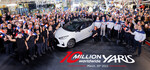 Belegschaft im französischen Toyota-Werk in Valenciennes feiert den zehnmillionsten Yaris.
