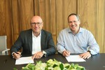 Bernhard Maier (links) und der Vorstandsvorsitzende von Anagog, Ofer Tziperman, unterschrieben in Tel Aviv.
