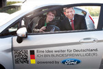 Bernhard Mattes (rechts), Geschäftsführer der Ford-Werke, überreichte Lennart Kunz symbolisch den Schlüssel für den Fiesta Trend.
