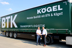 Bernhard Reichert, Geschäftsführer der BTK Befrachtungs- und Transportkontor GmbH, und Thomas Conseil, Key-Account-Manager bei Kögel, vor einem Kögel Lightplus im BTK-Design.