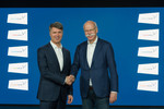 BMW-Chef Harald Krüger (l.) und Daimler-Chef Dieter Zetsche bei der Besiegelung des Mobilitäts-Joint-Ventures der beiden Unternehmen.