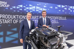 BMW-Chef Oliver Zipse (l.) und Bayerns Ministerpräsident Markus Söder mit dem Brennstoffzellensystem des BMW iX5 Hydrogen.