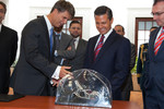 BMW-Produktionsvorstand Harald Krüger (links) mit dem mexikanischen Präsidenten Enrique Peña Nieto bei der offiziellen Ankündigung des neuen Werks in Mexiko.
