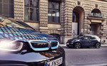 BMW stellt dem Münchener Hotel „The Lovelace“ zwei auffällig folierte i3 als Shuttle-Fahrzeuge für die Gäste zur Verfügung. 