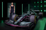 "Bond-Girl" Gemma Arterton präsentiert Aston Martins Formel 1-Boliden AMR 21.