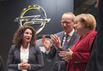 Bundeskanzlerin Angela Merkel spricht bei Opel auf der IAA mit Marketingvorstand Tina Müller (links) und Vorstandschef Karl-Thomas Neumann.