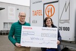 Claus Keller, General Manager People & Innovation bei Toyota, überreicht der Vorsitzenden der Kölner Tafel, Karin Fürhaupter, den symbolischen Spendencheck.
