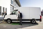 Claus Wallenstein (li.), Geschäftsführer von MAN Truck & Bus Slovenija, und Henkel-Maribor-Geschäftsführer am MAN e-TGE.