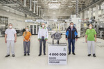 Coronakonform mit Schutzmaske: Im Skoda-Werk Vrchlabi wird das viermillionste Direktschaltgetriebe des Typs DQ200 gefeiert.