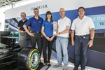 Daimler Mitarbeiter und -Jurymitglieder präsentieren den „Best E-Drive Packaging Award“ bei der Formula Student Germany 2014.