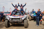 Dakar 2021:Die Sieger Stéphane Peterhansel und Edouard Boulanger mit dem Mini JCW Buggy.