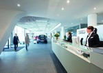 Das Audi Forum Ingolstadt empfängt seine Gäste für Werksführungen künftig in einem großzügigen Bereich im Gebäude A 50 mit direktem Zugang in die Produktion.