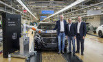 Der 20-millionste Mercedes-Benz aus Sindelfingen (v.l.): Daimler-Vorstandsvorsitzender Dr. Dieter Zetsche, Betriebsratsvorsitzender Ergun Lümali und Markus Schäfer, Mitglied des Bereichsvorstands Mercedes-Benz Cars.