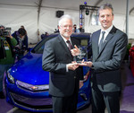Der Chevrolet Volt ist „Green Car of the Year 2016“: Marketingdirektor Steve Majoros (r.) nimmt die Auszeichnung von „Green Car Journal“-Herausgeber Ron Cogan entgegen.