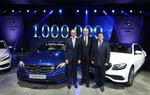 Der einmillionste Mercedes-Benz von BBAC in Peking ist eine E-Klasse (v.l.): BBAC-Chef Peter Schabert, Daimlers China-Vorstand Hubertus Troska und Xu Heyi, Chairman der BAIC Group.