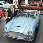 Der Gewinner des Preises "Best of Show" bei der Techno Classica 2019 ist ein Aston Martin DB5 Convertible (1962). Im Bild
(v. l. n. r.): Jonathan Kaiser, Sports Classics London; Anke Mottweiler; Thilo
Martin, Director Pegasus Automotive Group.