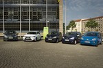 Der Lexus CT 200h (2.v.l.) führt die Auto-Umweltliste 2015 des VCD an. Dahinter folgen der Peugeot 208 Active Blue HDi 100 Stop & Start (l.) und die technisch identischen Erdgasautos Skoda Citigo CNG Greentec, Seat Mii Ecofuel und Volkswagen Eco-Up.