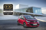 Der Opel Ampera-e erhält den „Plus X Award“ als „Bestes Produkt des Jahres 2017“.