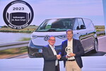 Der VW ID Buzz Cargo ist „Van of the Year 2023“: VWN-Markenvorstand Carsten Intra (r.), nahm den Preis auf der IAA Transportation vom Jury-Vorsitzenden Jarlath Sweeney entgegen.