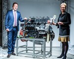 Der zehnmillionste Motor von Deutz aus Köln: Unternehmenschef Dr. Frank Hiller und die nordrhein-westfälische Verkehrsministerin Ina Brandes mit dem Wasserstoffmotor TCG 7.8 H2.