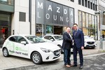 Deutschland-Geschäftsführer Bernhard Kaplan (r.) übergibt drei Mazda an den Einrichtungsleiter des SOS-Kinderdorfs Düsseldorf, Herbert Stauber.