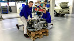 Die Auszubildenden Marvin Wiethölter (l.) und Fábio Lopes restaurieren den Volkswagen Typ 3.