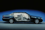 Die Mercedes-Benz S-Klasse der Baureihe 220 ist bei ihrer Premiere 1998 serienmäßig mit acht Airbags ausgestattet: zwei Frontairbags für Fahrer und Beifahrer, insgesamt vier Sidebags vorn und im Fond sowie der neu entwickelte Windowbag auf beiden Seiten.