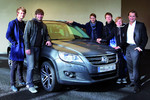 Die Mitglieder von „Revolverheld“ fahren Tiguan (von links): Jakob, Niels, Johannes, Kristoffer und Florian sowie Matthias Becker, Leiter Marketing Volkswagen.