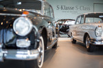 Die Sonderausstellung „Mercedes-Benz S-Klasse – immer der Zeit voraus“ im Mercedes-Benz Museum stellt die Historie dieser ganz besonderen Baureihe umfassend dar.