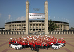 Die Teilnehmer des Audi Twin Cups vor dem Berliner Olympia-Stadion.