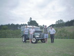 Die vier neuseeländischen Freunde und ihr restaurierter Land Rover Serie I (1957).