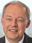 Dr.-Ing. Manfred Bayerlein.